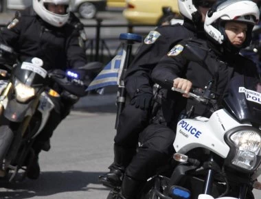 Καταδίωξη αλλοδαπού από πολίτες στον Πειραιά: Επεσε επάνω σε 10 οχήματα με κλεμμένο ΙΧ - Δείτε φωτό